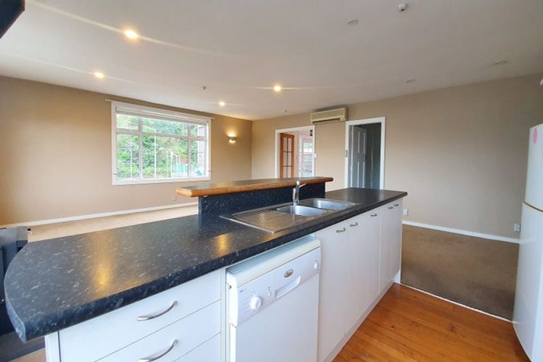 Photo of property in 2 Hawkhurst Road, Lyttelton, 8082