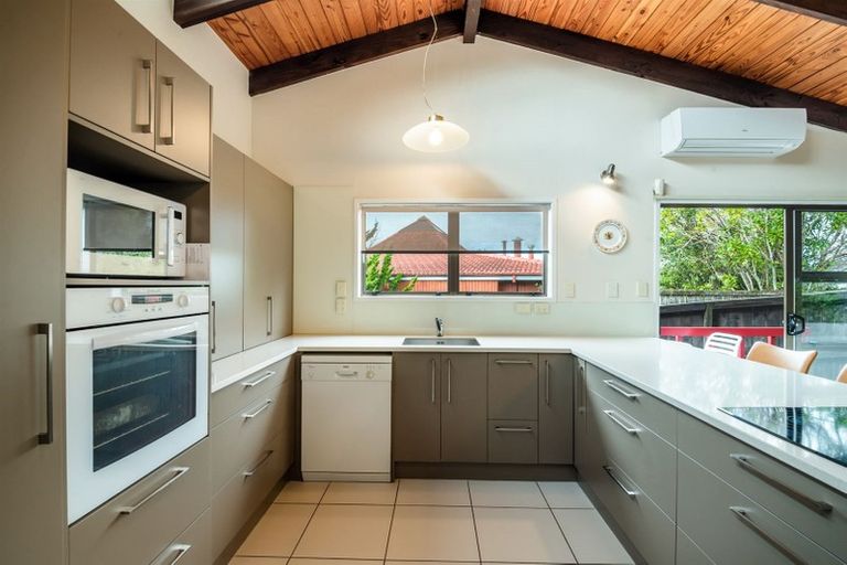 Photo of property in 3 Portsea Place, Chatswood, Auckland, 0626