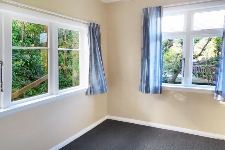 Photo of property in 33 Ferry Road, Days Bay, Lower Hutt, 5013