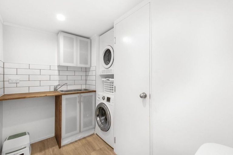 Photo of property in 24 Holiday Road, Stanmore Bay, Whangaparaoa, 0932