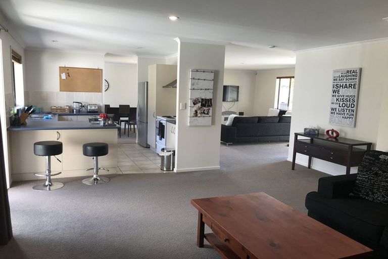 Photo of property in 60 Roberta Crescent, Orewa, 0931