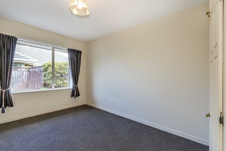 Photo of property in 2/424 Harewood Road, Harewood, Christchurch, 8051