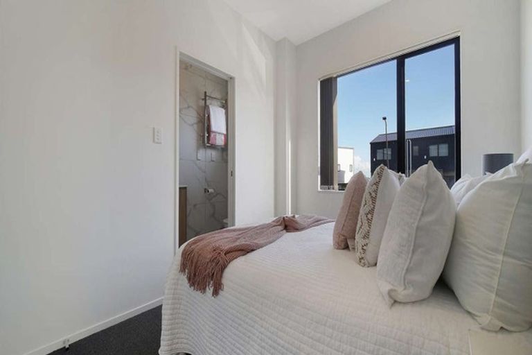 Photo of property in 22b Crestview Rise, Papakura, 2110
