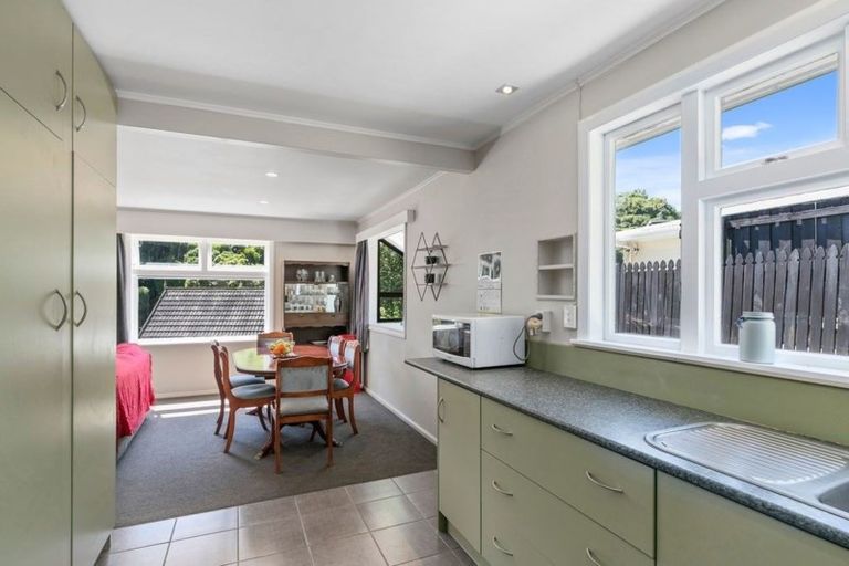 Photo of property in 76a Newlands Road, Newlands, Wellington, 6037