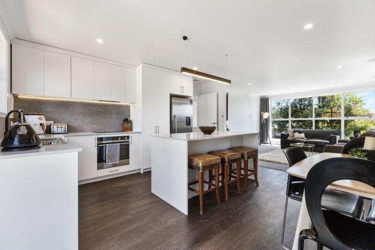 Photo of property in 5 Brixham Place, Merrilands, New Plymouth, 4312