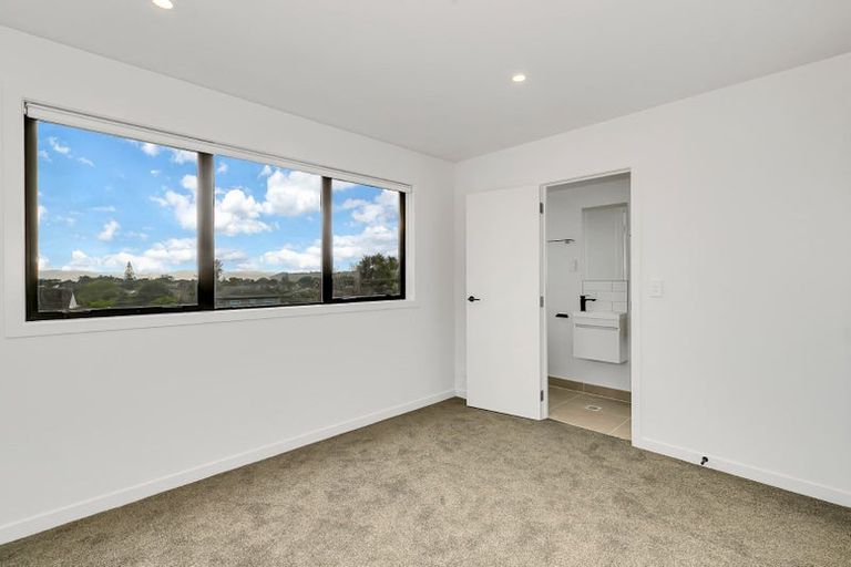 Photo of property in 20 Whanui Place, Mangere Bridge, Auckland, 2022