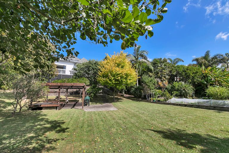 Photo of property in 12 Twin Wharf Road, Herald Island, Auckland, 0618