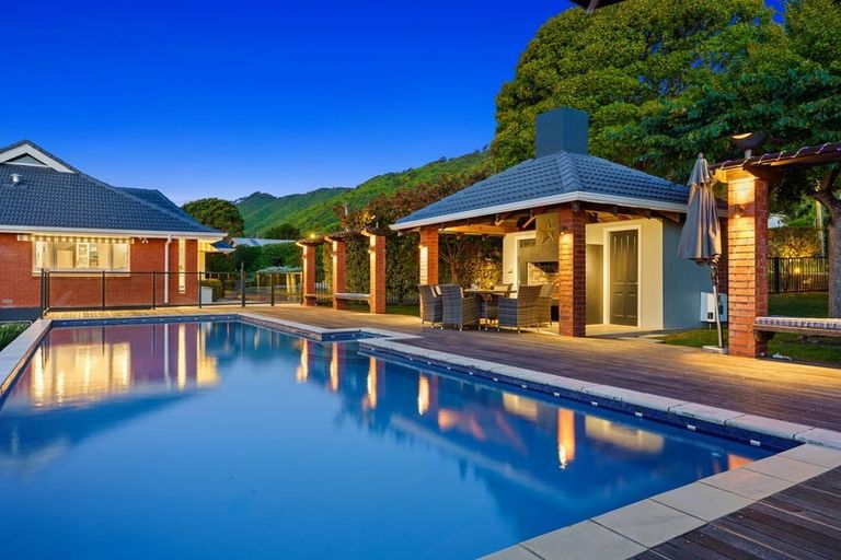 Photo of property in 52-56 Winara Avenue, Waikanae, 5036