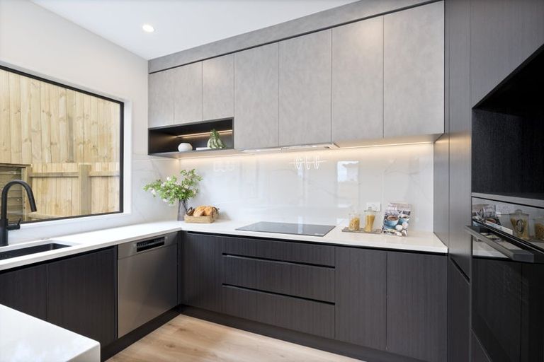 Photo of property in 33 Taipahitini Road, Rosehill, 2113