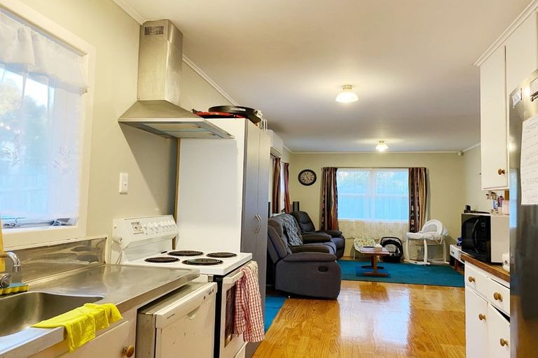 Photo of property in 43 Blease Street, New Lynn, Auckland, 0600