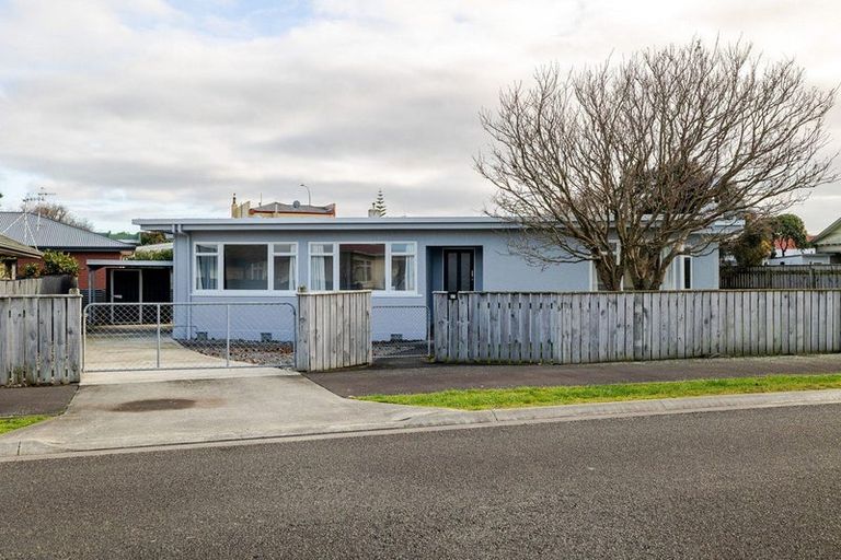 Photo of property in 37 Rewa Street, Takaro, Palmerston North, 4412