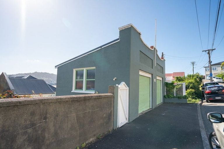Photo of property in 16 Hawker Street, Mount Victoria, Wellington, 6011