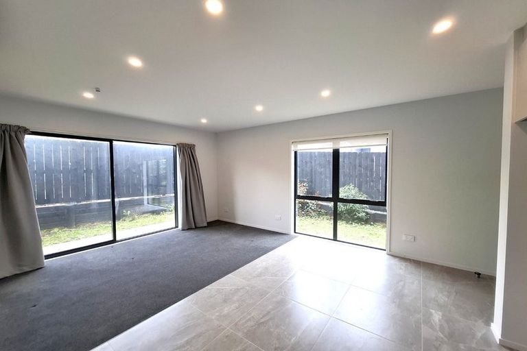Photo of property in 10/47 Awaroa Road, Sunnyvale, Auckland, 0612