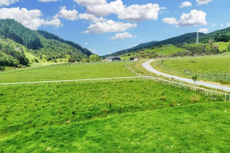 Photo of property in 13 Robertson Close, Manakau, 5583