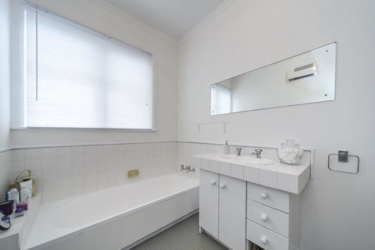 Photo of property in 28 Lyndhurst Street, Takaro, Palmerston North, 4412