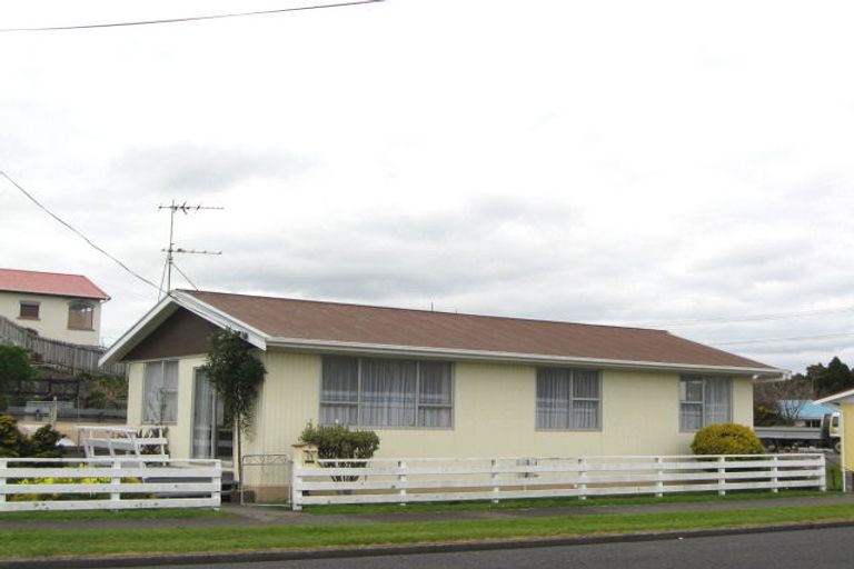 Photo of property in 17 Calvert Road, Moturoa, New Plymouth, 4310
