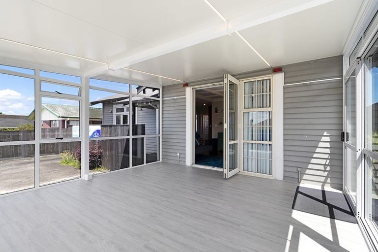 Photo of property in 3208a Great North Road, New Lynn, Auckland, 0600
