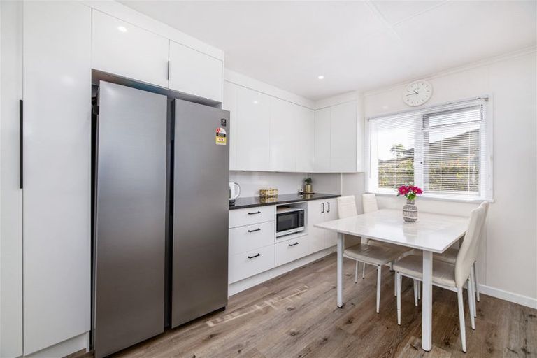 Photo of property in 2/176 Henderson Valley Road, Henderson, Auckland, 0612