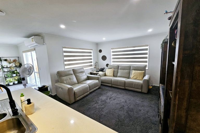 Photo of property in 40 Whareatua Avenue, Takanini, 2112