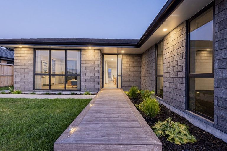 Photo of property in 71 Kaurinui Crescent, One Tree Point, 0118