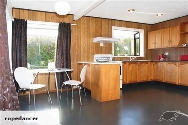 Photo of property in 7 Warrington Grove, Newlands, Wellington, 6037