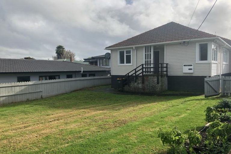 Photo of property in 11 Kotuku Street, Te Atatu Peninsula, Auckland, 0610