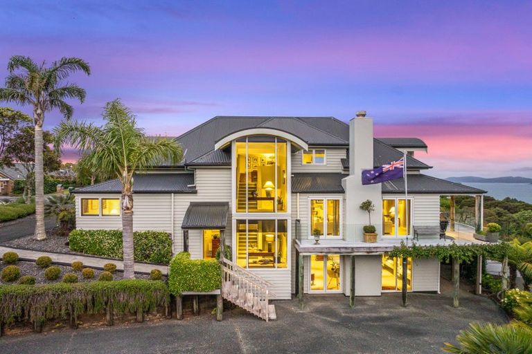 Photo of property in 2 Puriri Place, Sandspit, Warkworth, 0982