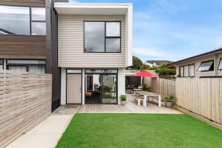 Photo of property in 3/15 Chivalry Road, Glenfield, Auckland, 0629