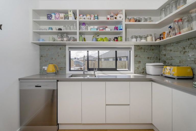 Photo of property in 10 Palm Drive, Whitianga, 3510