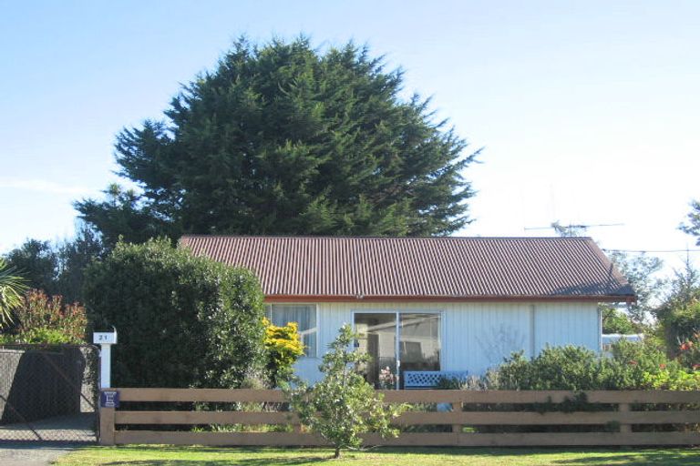 Photo of property in 21 Mahoe Street, Otaki Beach, Otaki, 5512