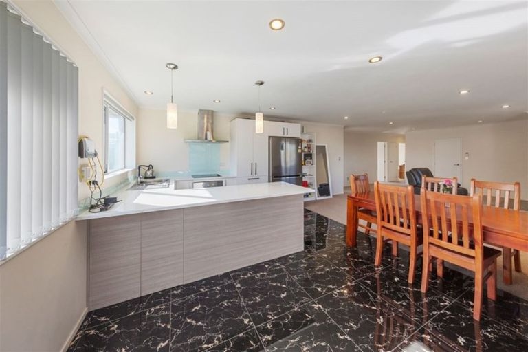 Photo of property in 2b Stephen Avenue, Henderson, Auckland, 0610