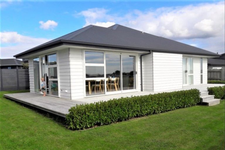 Photo of property in 11 Saint Heliers Grove, Fitzherbert, Palmerston North, 4410