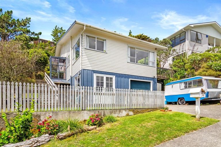 Photo of property in 32 Chapman Street, Newlands, Wellington, 6037