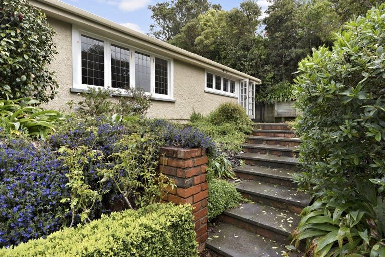 Photo of property in 10 Hillview Crescent, Paparangi, Wellington, 6037
