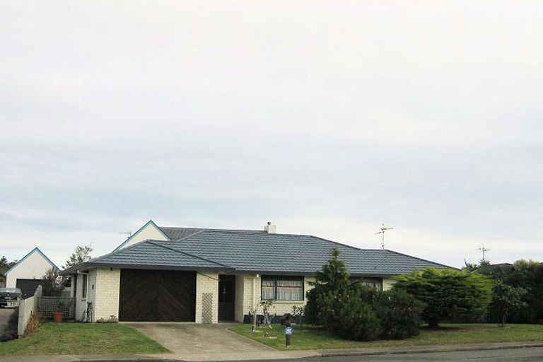 Photo of property in 18 Saint James Court, Paraparaumu, 5032