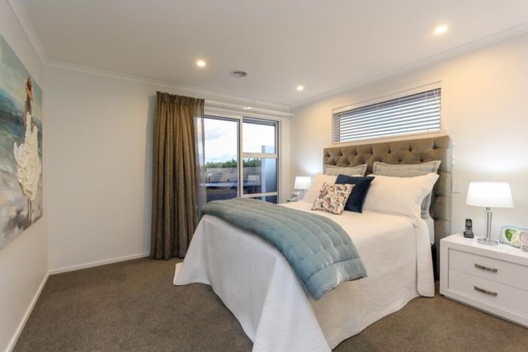 Photo of property in 1 Oakmont Crescent, Waiwhakaiho, New Plymouth, 4312