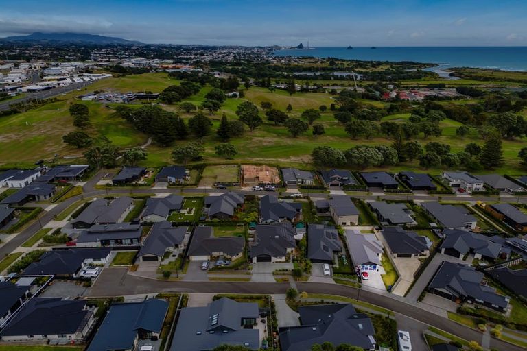 Photo of property in 8 Oakmont Crescent, Waiwhakaiho, New Plymouth, 4312