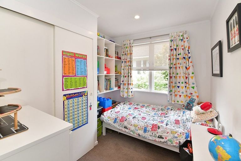 Photo of property in 1/5 September Place, Forrest Hill, Auckland, 0620