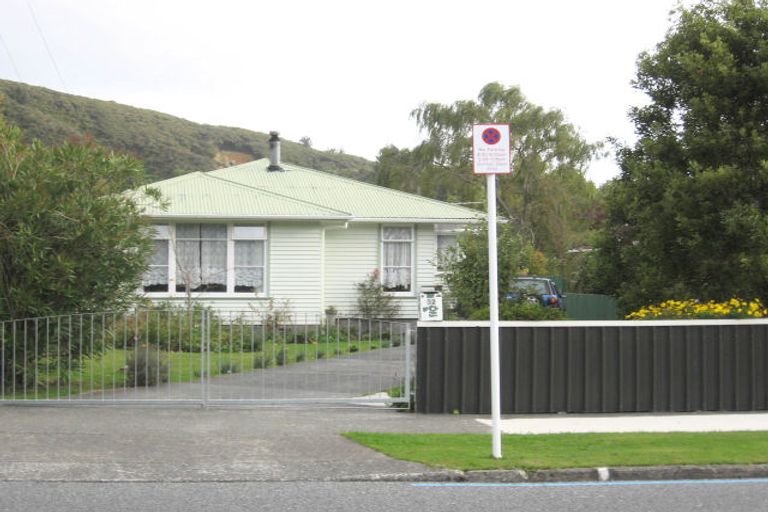 Photo of property in 32 Horoeka Street, Stokes Valley, Lower Hutt, 5019