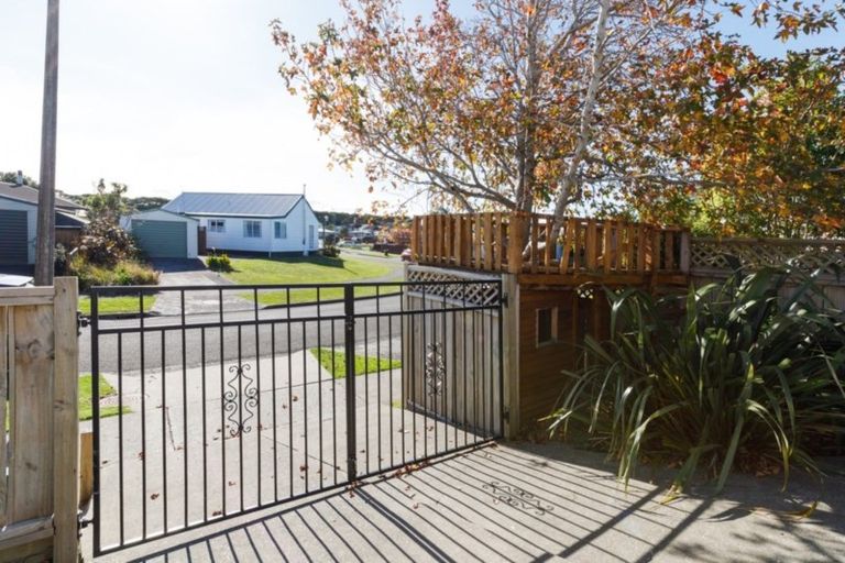 Photo of property in 27 Tiller Close, Kelvin Grove, Palmerston North, 4414