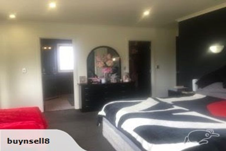 Photo of property in 111 Roberta Crescent, Orewa, 0931