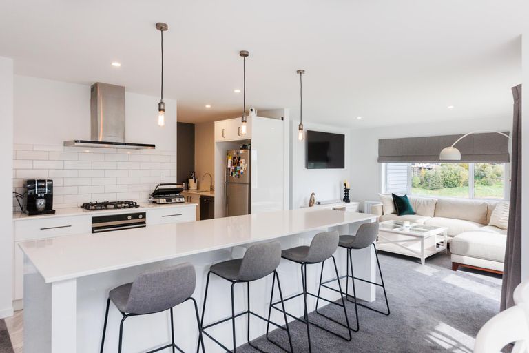 Photo of property in 23 Vaucluse Heights, Fitzherbert, Palmerston North, 4410