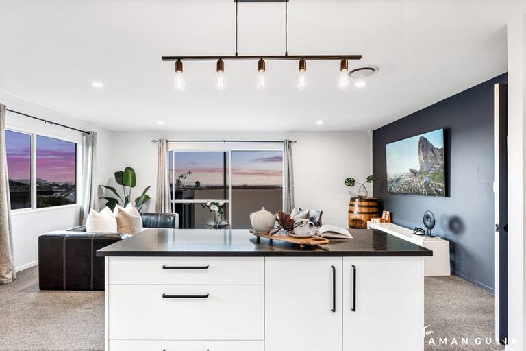 Photo of property in 22 Whangaparaoa Road, Red Beach, 0932