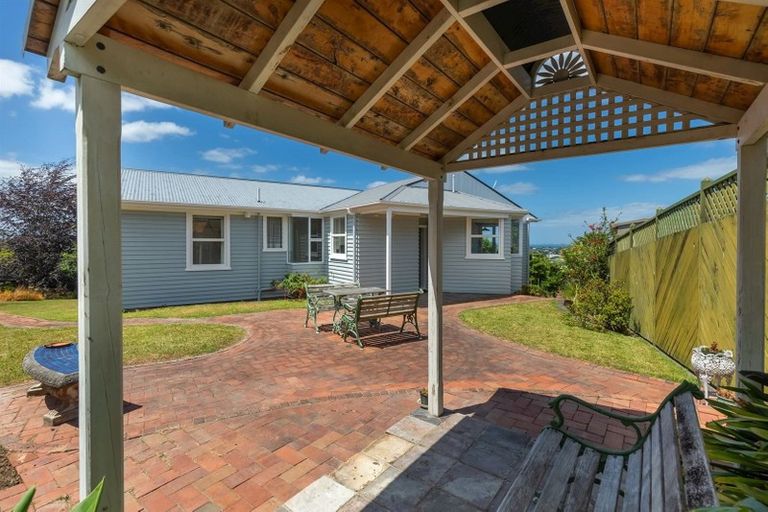 Photo of property in 17 Chivalry Road, Glenfield, Auckland, 0629