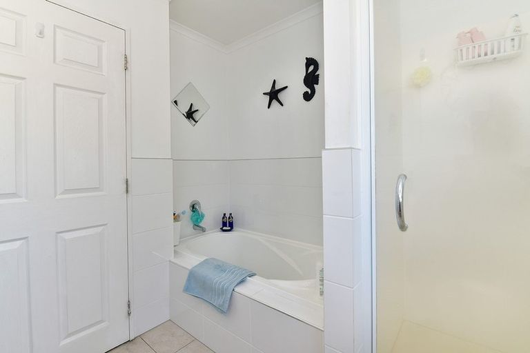 Photo of property in 19 Raabia Close, Parakai, 0830