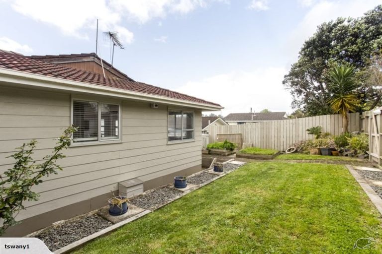 Photo of property in 1/20 Lambrown Drive, Totara Vale, Auckland, 0629