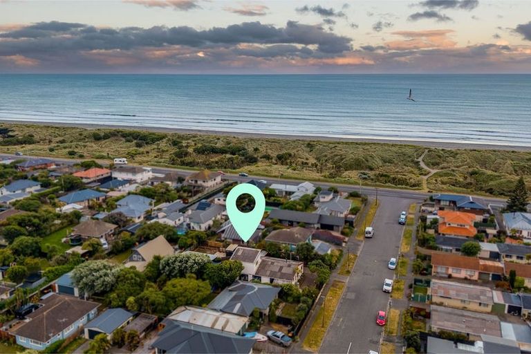 Photo of property in 16 Sandra Street, South New Brighton, Christchurch, 8062