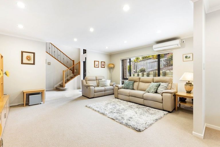 Photo of property in 3 Bintulu Place, Fairview Heights, Auckland, 0632