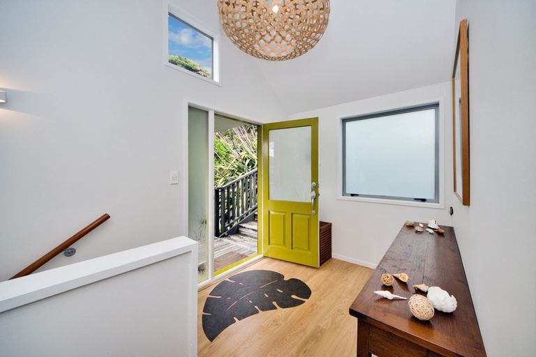 Photo of property in 21 Rayner Road, Piha, New Lynn, 0772