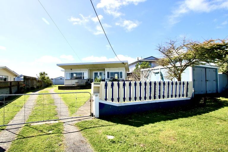 Photo of property in 17 Andresen Street, Foxton Beach, Foxton, 4815
